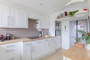 Coffee/tea maker, fridge, microwave, oven