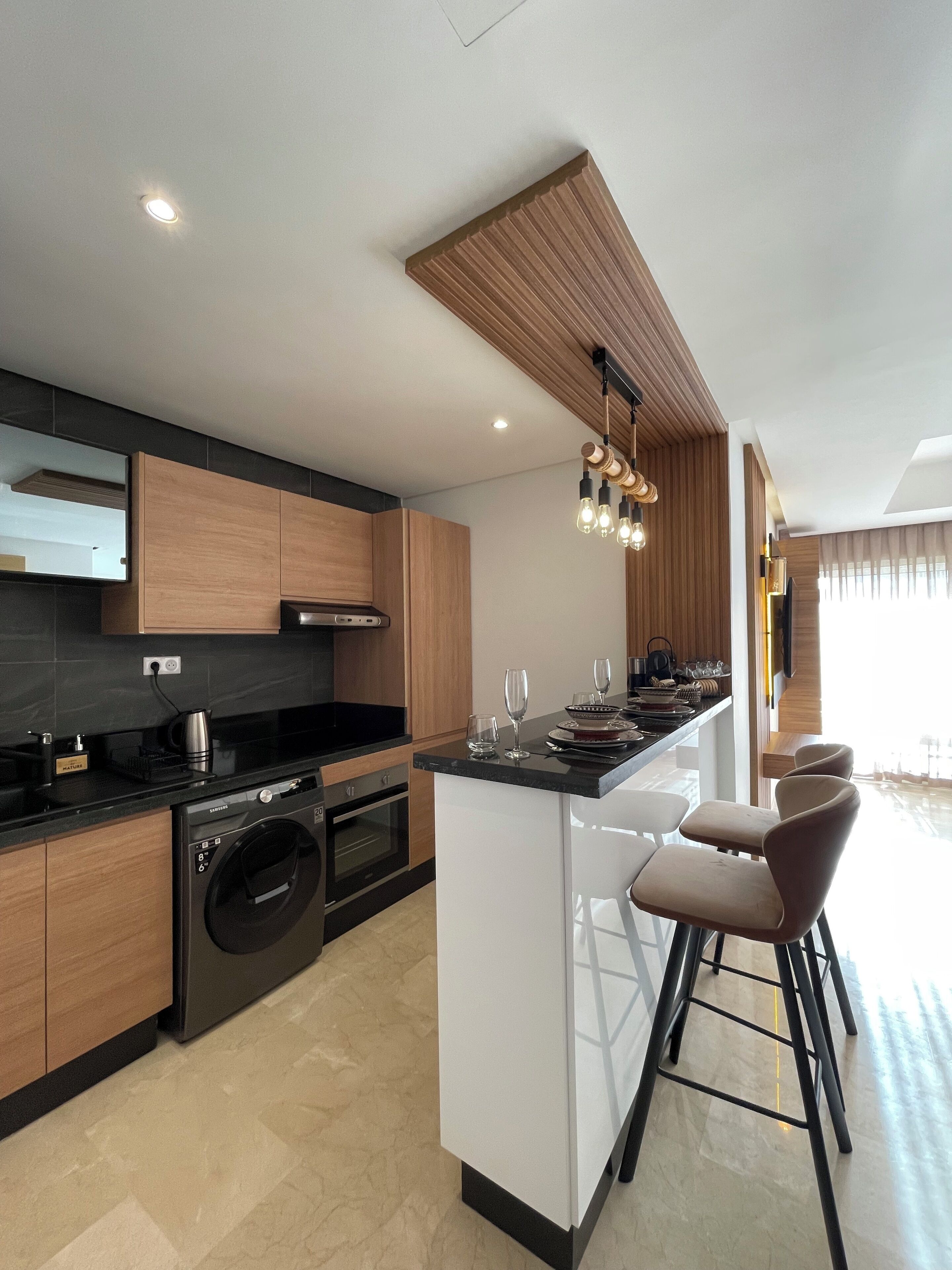 Een koelkast, een oven, een kookplaat, een koffiezetapparaat/waterkoker