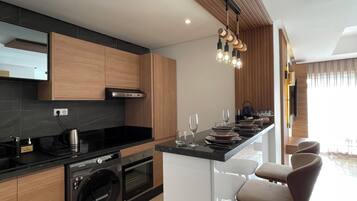 KylskÄp, ugn, spishÀll och kaffe- och tebryggare