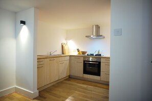 Jääkaappi, uuni, liesi, astianpesukone