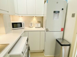 冷蔵庫、電子レンジ、オーブン、コンロ