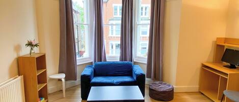 Télévision, espaces bureaux, écrans d'ordinateur