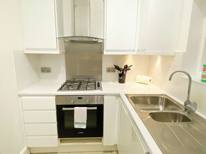 Kjøleskap, mikrobølgeovn, ovn og kokeplater