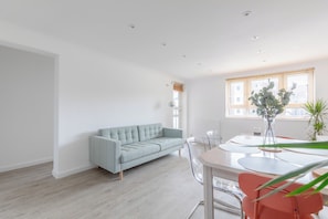 Living area - Spacious and Centrally Located 3BD Home, Fulham (London)