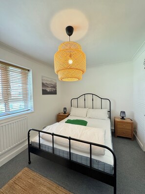 3 quartos, acesso à internet, roupa de cama