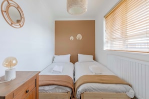 3 bedrooms, internet, bed sheets