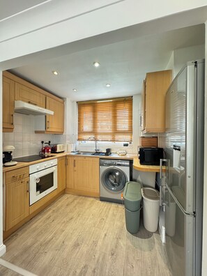 Geladeira, micro-ondas, fogão, cooktop