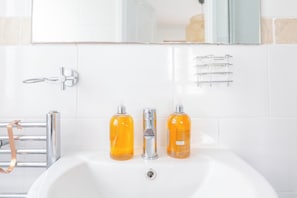 Bathroom - Spacious and Centrally Located 3BD Home, Fulham (London)