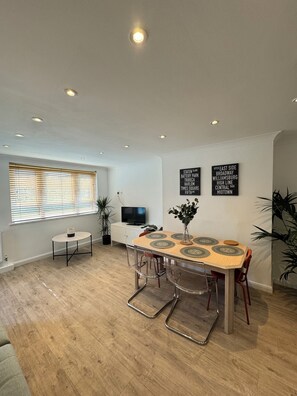 Dining - Spacious and Centrally Located 3BD Home, Fulham (London)