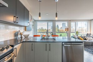 Deluxe Apartment, City View | Private kitchen | Fridge, microwave, oven, stovetop - Sophari Parkside: Bellevue Apartments (Bellevue)