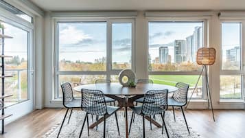 Deluxe Apartment, City View | In-room dining