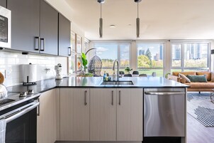 Deluxe Apartment, Park View | Private kitchen | Fridge, microwave, oven, stovetop