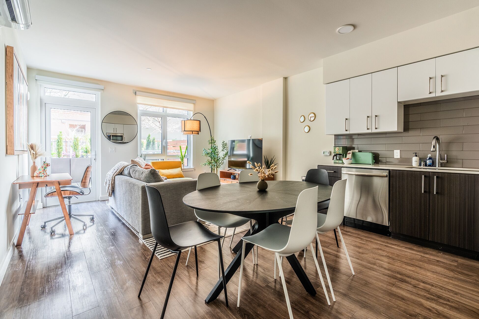 Business Apartment | Individually decorated, individually furnished, laptop workspace