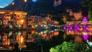 Un edificio tradicional de varios pisos con su reflejo en el agua.