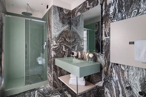 Douche, séchoir à cheveux, bidet, serviettes fournies