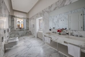 Douche, sèche-cheveux, bidet, serviettes fournies