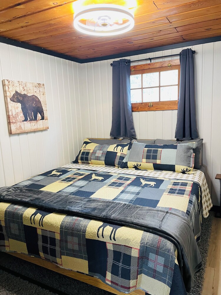 NEW Dog and Family Friendly Cabin w/Fire Pit, Remodeled, Centrally