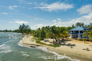 On the beach - Beachfront 2-Bed, Pool, Kayaks, Perfect for Family (Placencia)