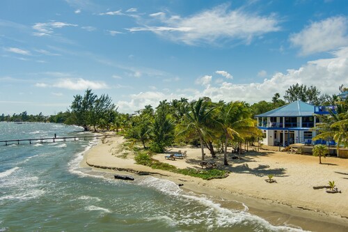 Beachfront 2-Bed, Pool, Kayaks, Perfect for Family