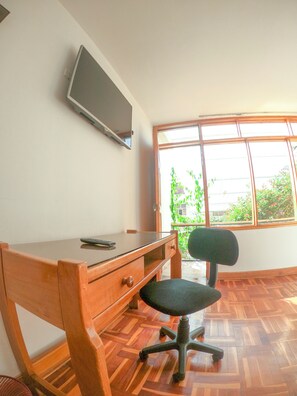 Doppelzimmer, 1 Queen-Bett, eigenes Bad, Gartenblick | Verdunkelungsvorhänge, Bügeleisen/Bügelbrett, kostenloses WLAN