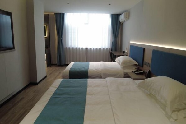 A hotel room with two beds, a desk, a chair, and a window with curtains. - Tumed Zuoqi Zhejiang Jiadu Business Hotel (Tumed Left Banner)
