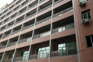 A multi-story building with balconies and windows. - Jinhui Hotel (Yangjiang)
