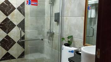 Un baño con ducha, inodoro y lavabo.
