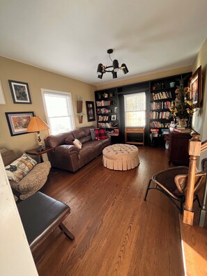 Älytelevisio, DVD-soitin, kirjoja, videokirjasto