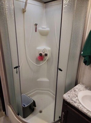 Een douche, een haardroger, handdoeken, zeep