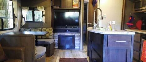 المنشأة من الداخل