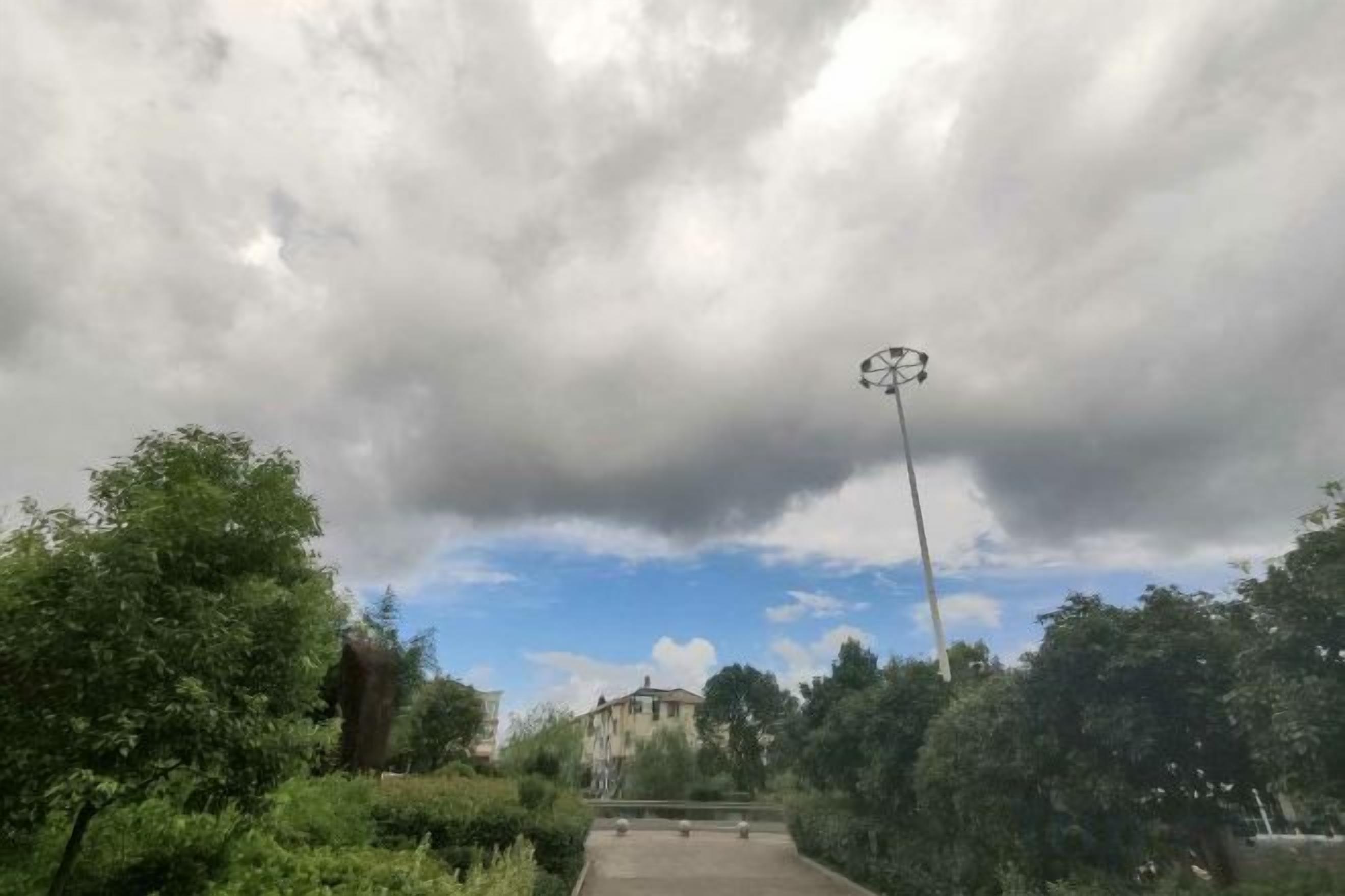 Un chemin menant à un bâtiment doté d’une vaste cour intérieure.