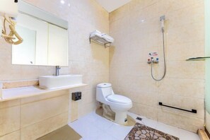 Un baño moderno con inodoro, lavabo y ducha.
