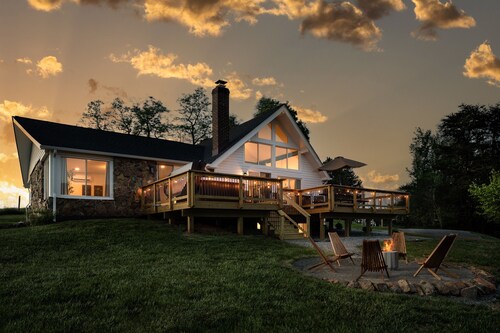 4BR! Mountain View! Hot Tub! Fire Pit. Games. King beds. Sleep 10! Near SNP.