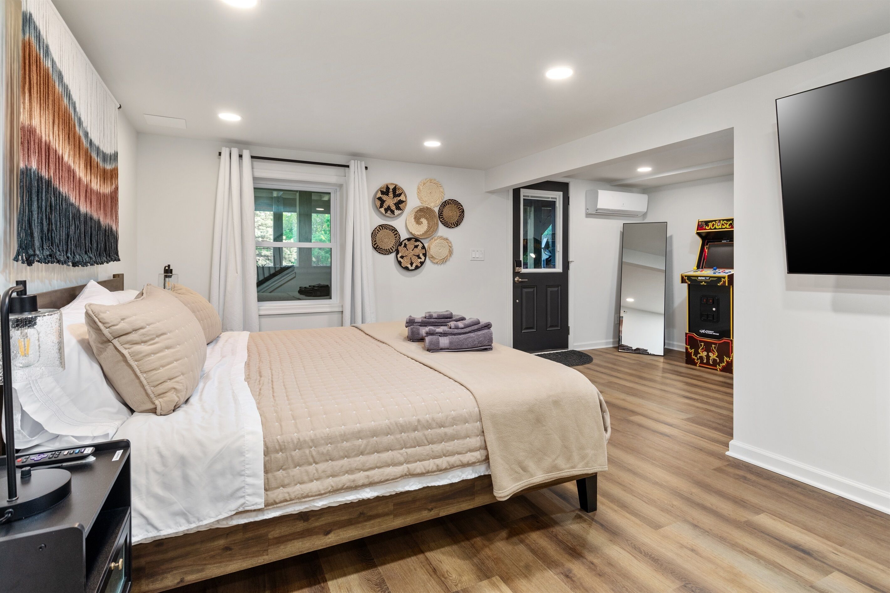 4 bedrooms, desk, iron/ironing board, free WiFi