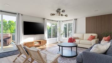 TV connectée, cheminée, jeux vidéo, baby-foot