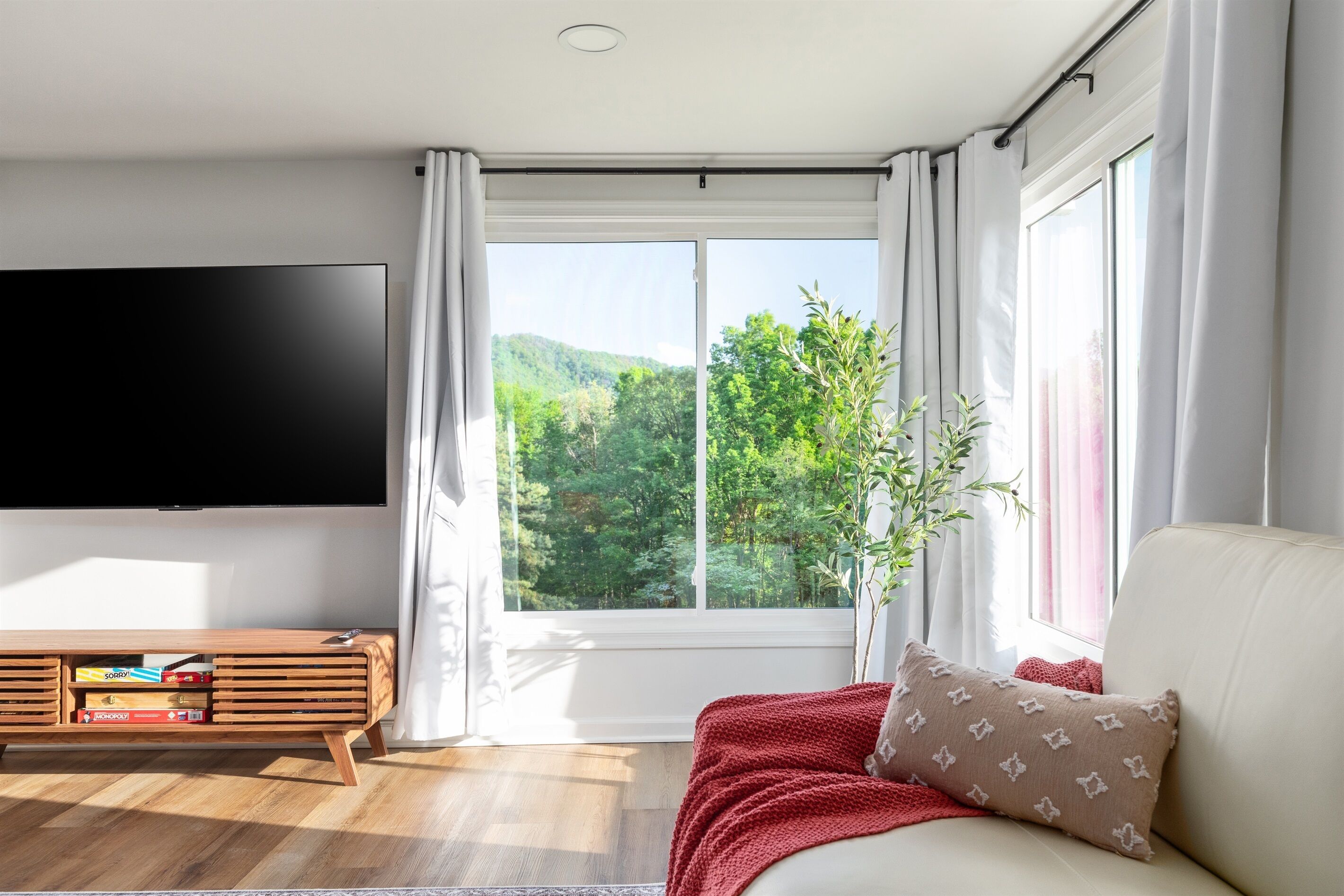 TV connectée, cheminée, jeux vidéo, baby-foot