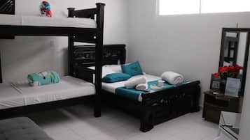 Habitación triple estándar | Caja de seguridad en la habitación y tabla de planchar con plancha