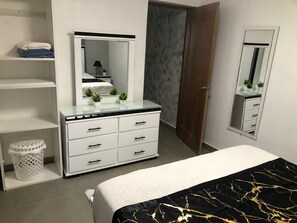 2 habitaciones, tabla de planchar con plancha, wifi y ropa de cama 