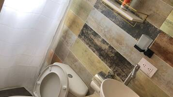 Een douche, handdoeken, zeep, shampoo