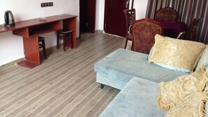 Une pièce comprenant un canapé, un bureau et une chaise.