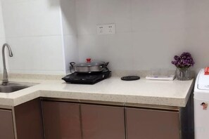 Una cocina con un lavamanos, una estufa y una encimera.