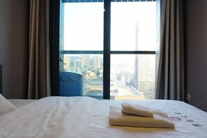 A hotel room with a large window offering a city view. - Shenzhen Ideal Home Apartment (Shangmeilin Excellence City) (Shenzhen)