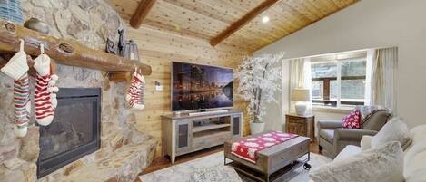 Smart TV, chimenea y futbolito
