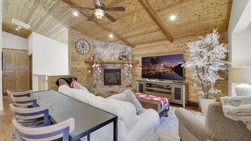 Smart TV, chimenea y futbolito