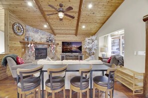 Interior - Mins From Lake & Ski Resorts - The Luna Lodge - Air Hockey & Foosball - Peaceful (Big Bear)