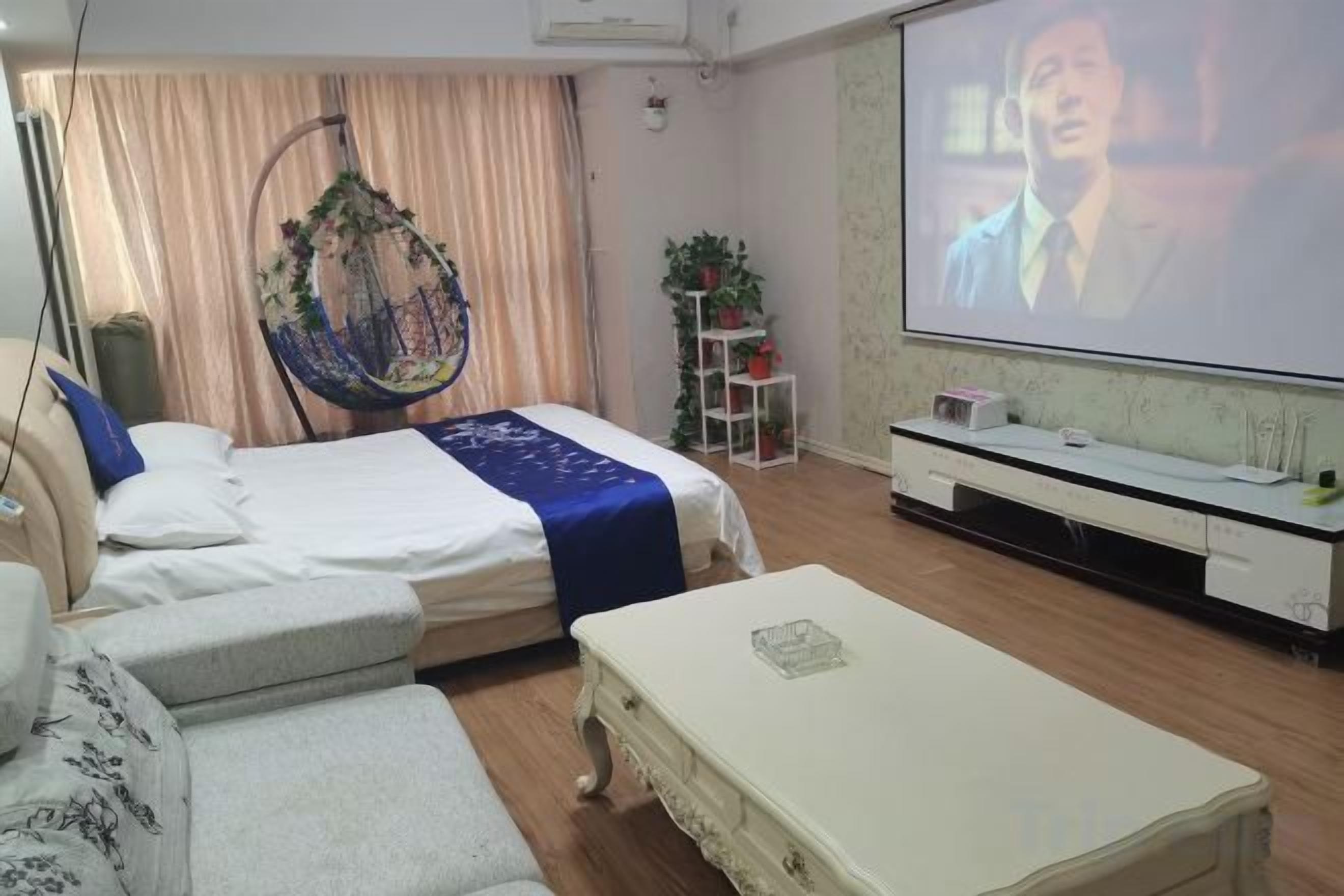 Une chambre d’hôtel avec un lit, un canapé, une télévision et un bureau.
