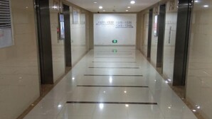 A clean, well-lit hallway with directional signs for floors 1327-1332, 1325-1326, and 1345-1348. - Zhengzhou Wanda Hotel (Erqi Wanda) (Zhengzhou)