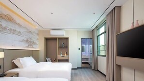 A hotel room with two beds, a large painting on the wall, a TV, and a view of the outside through the window. - Haikou Meizhiyuesu Hotel (Farming Middle School) (Haikou)