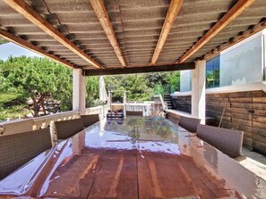 Outdoor dining - Villa Entre mer et Montagne à Bastelicaccia! Le Calme à Côté Dajaccio!!! (Bastelicaccia)