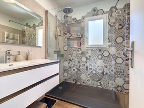 Douche, sĂšche-cheveux, serviettes fournies, savon